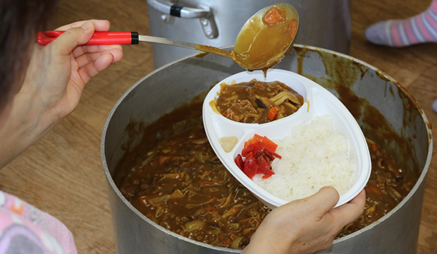 愛情込めたカレー作りの連携プレイ